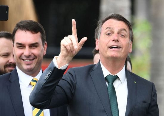 Abin nega ter produzido relatórios para o filho de Bolsonaro e aciona AGU