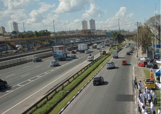 CCR NovaDutra recupera pavimento da pista marginal em Guarulhos