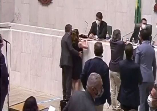 Justiça autoriza investigação criminal contra deputado por assédio sexual em SP