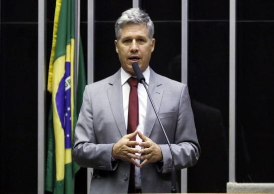 Deputado do PT quer proibir venda de veículos movidos a gasolina e diesel