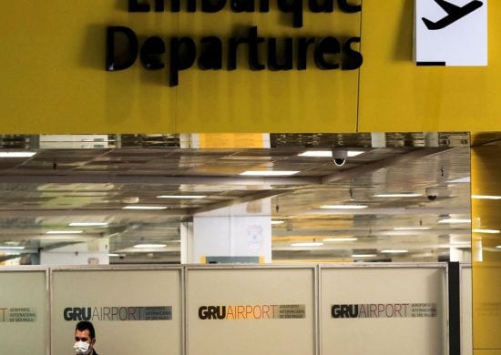 Variante do coronavírus faz países suspenderem voos com o Brasil