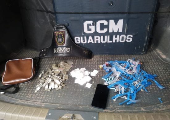 GCM apreende maconha, cocaína e crack e recupera celular roubado
