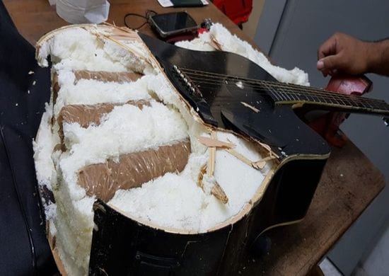 PF e Receita apreendem cocaína escondida em violão no aeroporto de Guarulhos