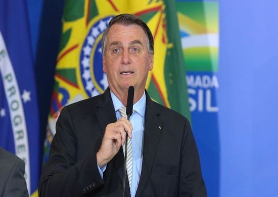 Bolsonaro zera impostos federais do diesel e do gás de cozinha