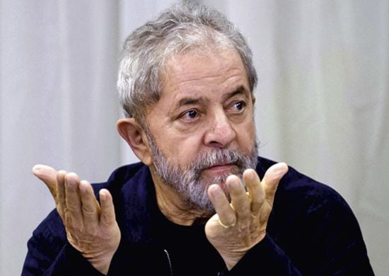 Juiz mantém bloqueio de bens de Lula ao enviar processos para o DF