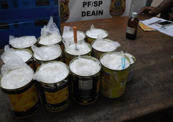 PF apreende droga em latas de pêssego em calda no Aeroporto de Guarulhos