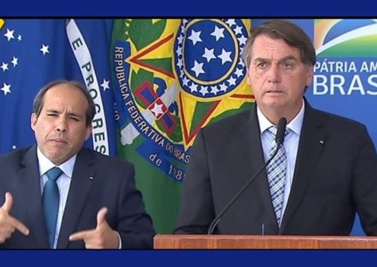 Bolsonaro sanciona lei que facilita compra de vacinas por estados, municípios e empresas
