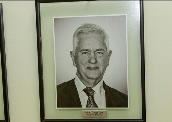 ACE-Guarulhos homenageia Vilson Caldas com quadro na galeria de ex-presidentes