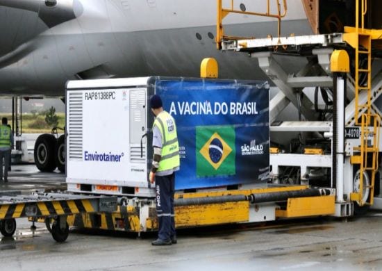 Voo com insumos para Coronavac chega ao Aeroporto de Guarulhos