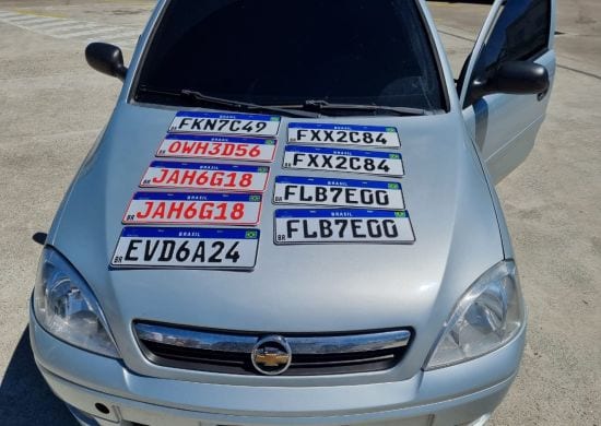 Polícia Civil prende mulher com placas veiculares falsificadas em Bonsucesso