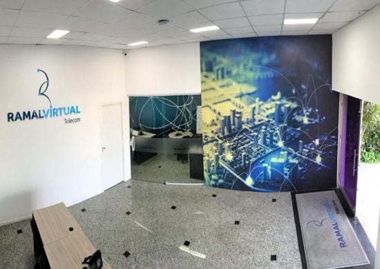 Empresa de tecnologia oferece descontos em serviços de TI e telecom no mês de aniversário