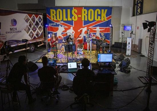 Empresa de Guarulhos promove nova live com a banda Rolls-Rock para arrecadar cestas básicas