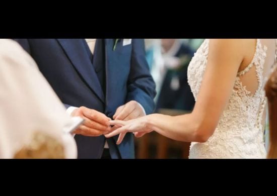 Empresa não pode cobrar multa por casamento adiado em razão da pandemia, decide Justiça