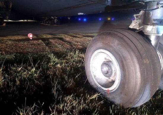Avião cargueiro derrapa e sai da pista no Aeroporto de Guarulhos