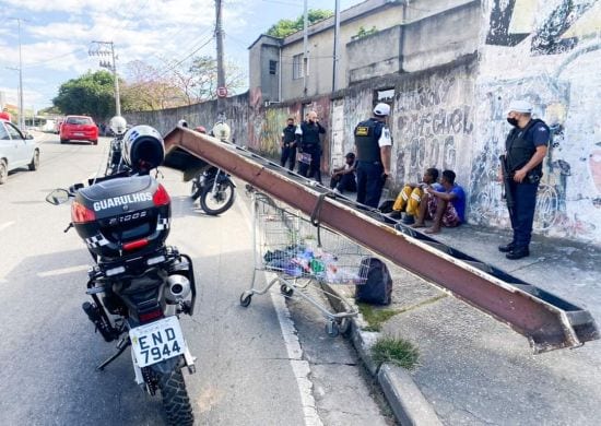 Homens são detidos pela GCM após atrapalhar trânsito com escada furtada