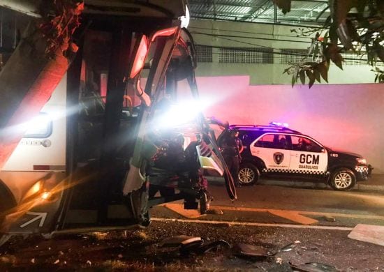 Roubo de ônibus termina em colisão contra poste e prisão de suspeito na Vila Rio