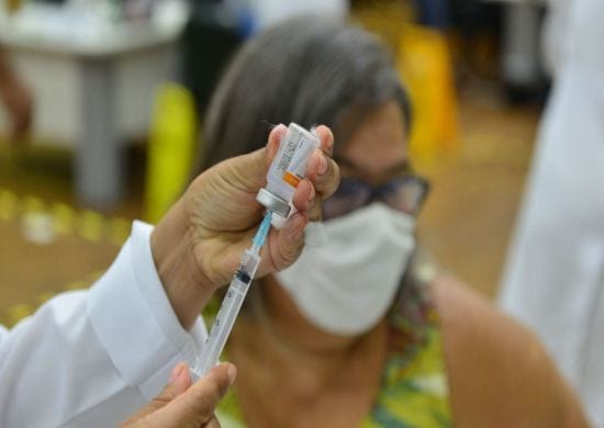 Ministros dizem que população será vacinada até o final do ano