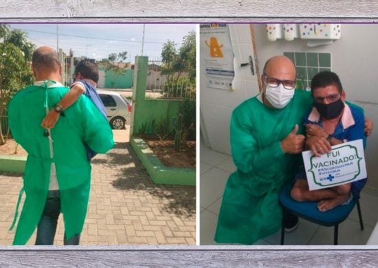 Enfermeiro carrega homem com deficiência nos braços até motocicleta para ele não se arrastar no chão