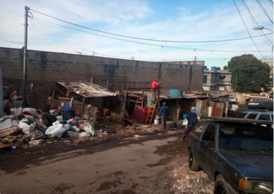 Prefeitura retira edificações e desobstrui calçada em Cumbica