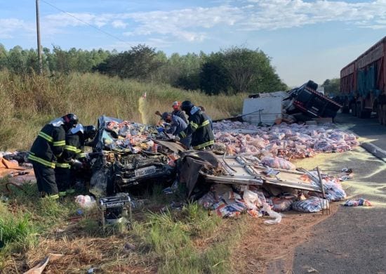 Caminhão com cestas básicas tomba em rodovia do interior de SP e mata três pessoas