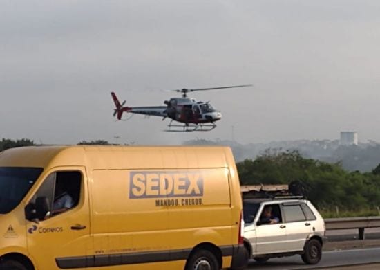 Suspeitos de roubo de carga trocam tiros com a PM na Rodovia Ayrton Senna em Guarulhos