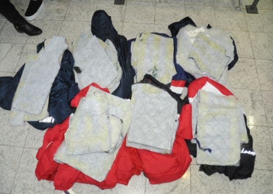 Mãe e filha são presas com cocaína costurada em forros de casacos no Aeroporto de Guarulhos