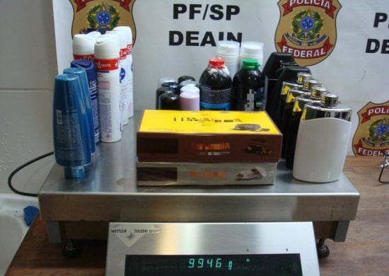 PF apreende droga dissimulada dentro de garrafas de cachaça no Aeroporto de Guarulhos