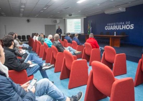 Prefeitura recebe representantes da Aeronáutica para discutir a segurança do espaço aéreo