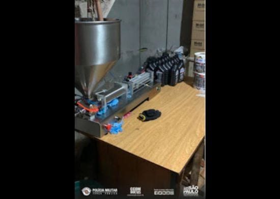 Polícia militar descobre fábrica clandestina de óleo lubrificante em Guarulhos