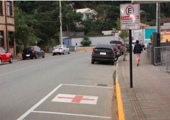 Comissão rejeita projeto que libera estacionamento diante de farmácia