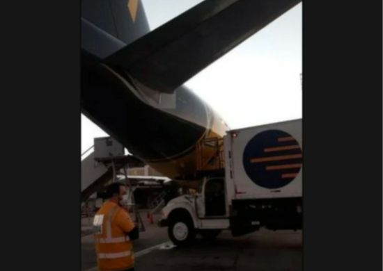 Caminhão colide com avião estacionado no Aeroporto de Guarulhos