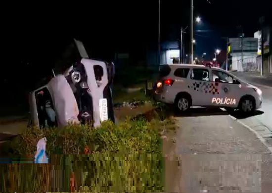 Criminosos capotam carro em Guarulhos durante sequestro relâmpo de motorista de aplicativo