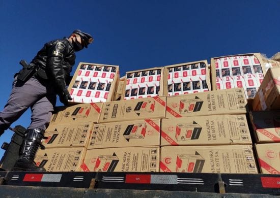 PM Rodoviária apreende 275 mil maços de cigarros contrabandeados em caminhão carregado em Guarulhos