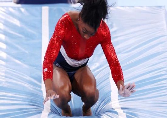 Tokio21: Simone Biles cai em salto, sente dores e abandona final por equipes da ginástica