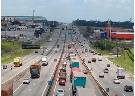 Obras em viaduto realizadas pela Prefeitura de Guarulhos (SP) exigem interdições parciais das faixas de tráfego da via Dutra, durante noite e madrugada desta semana