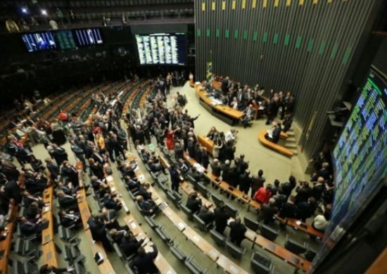 Câmara dos deputados aprova fornecimento de absorventes em escolas e presídios