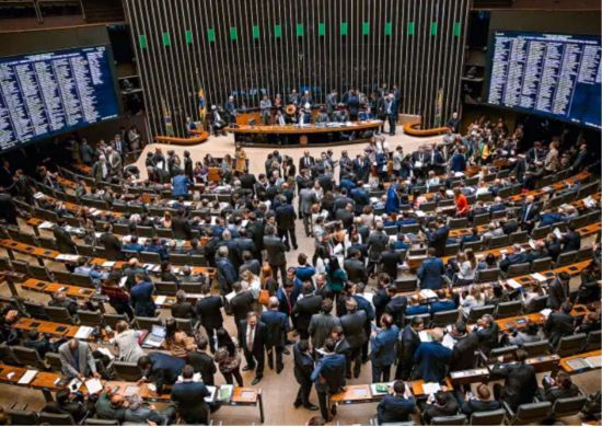 Câmara dos Deputados aprova MP que reduz salário e jornada de trabalho