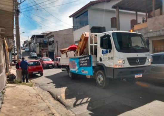 Cata-Treco recolhe móveis velhos e outros inservíveis em quatro bairros de Guarulhos neste sábado(07)