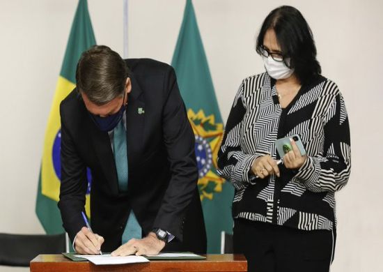 Bolsonaro sanciona lei que reprime e combate a violência política contra a mulher