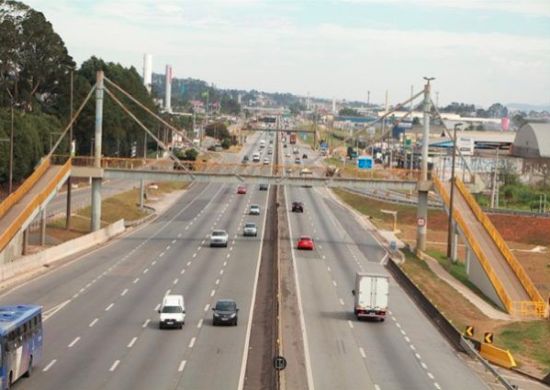 Pista marginal da Via Dutra, em Cumbica, recebe serviço de recuperação pavimento nesta segunda(16)