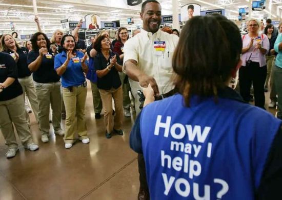 Walmart vai pagar faculdade e livros para todos os funcionários