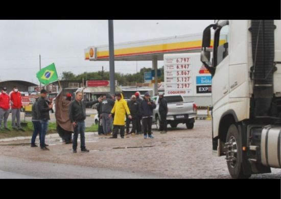 Caminheiros pró-Bolsonaro bloqueiam rodovias em 15 estados