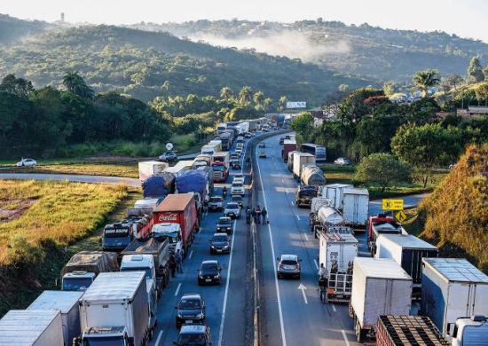 PRF desbloqueia rododovias ocupadas por caminhoneiros em oito estados