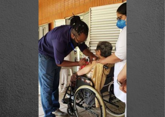 Mais de 1.200 idosos institucionalizados receberão a 3ª dose contra a covid até terça-feira