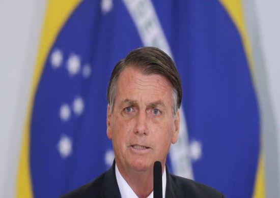 Bolsonaro zera imposto de importação de remédio para câncer