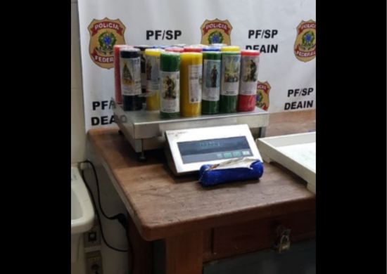 PF prende passageira transportando droga dentro de velas religiosas em Guarulhos