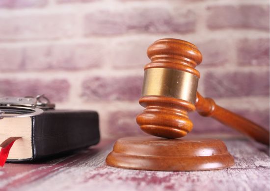 Justiça condena professora com diploma falso a devolver R$ 90 mil em salários