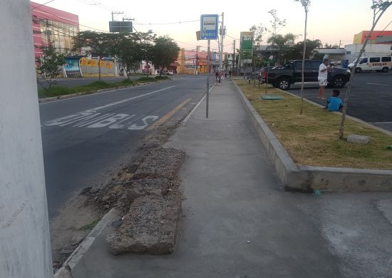 Ponto de ônibus sem cobertura e com pedras abandonadas atormentam moradores do Jardim Adriana