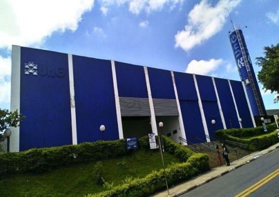 UNIVERITAS/UNG arrecada lenços para ajudar mulheres com câncer de mama