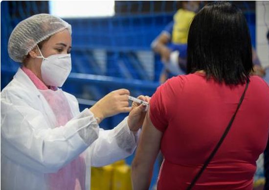 Dose adicional contra a covid-19 é liberada para trabalhadores da educação a partir de terça-feira